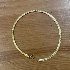 Milor Italy 18k.Gold #1 MOM stamped/imprinted on a 7’ inch herringbone bracelet